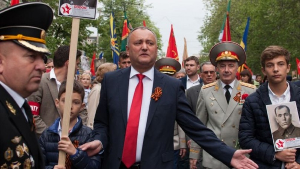 Igor Dodon o critică pe Maia Sandu pentru că alegerile anticipate ar pune în pericol sănătatea cetățenilor, dar vrea paradă militară pe 9 mai